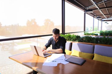 Cafe masa laptop metin yazarak metin yazarı.