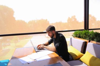 Miktar arazi kafeterya masada kağıtları ve dizüstü bilgisayar ile çalışma.