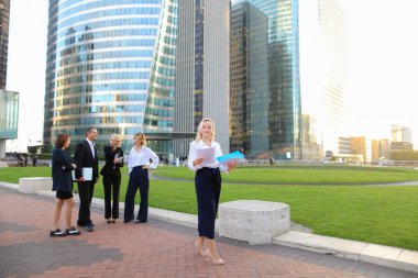 Belge durumda kameraya bakarak yüz Sekreter kapatın