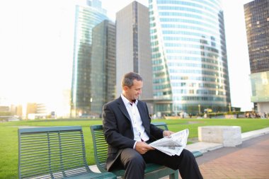 Gazete okuma ve seyretmek dışında seyir işadamı,  .