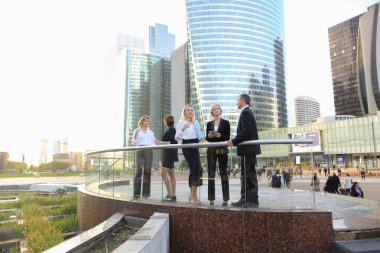 Mutlu iş ekip üyeleri dışında konuşan  .