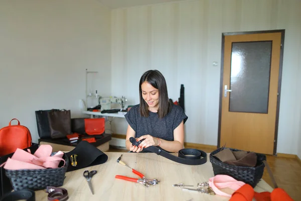 Estudiante aprendiendo a coser cremallera en el bolso . — Foto de Stock