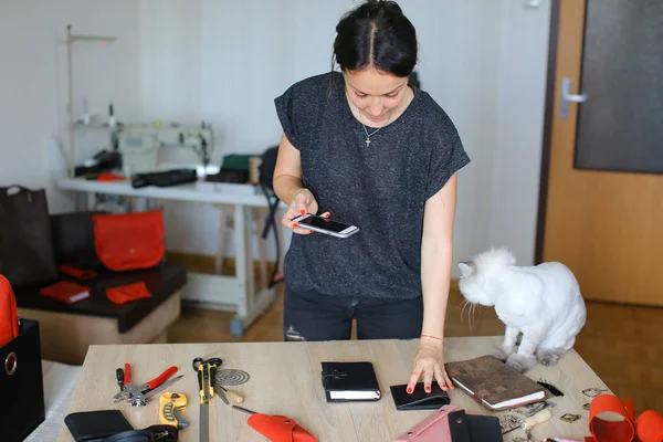 Chica tomando fotos de portátil hecho a mano con el teléfono inteligente . — Foto de Stock