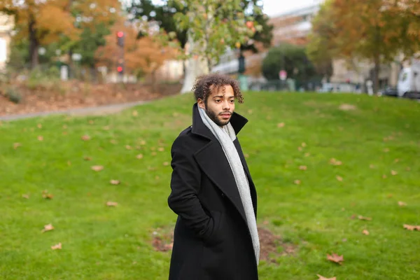 Junge Studentin spaziert in Park. — Stockfoto