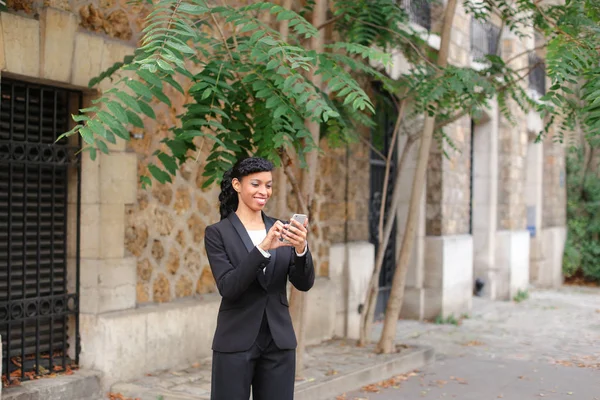 Hermosa prometida hablando en el teléfono inteligente con primer plano de la cara . — Foto de Stock