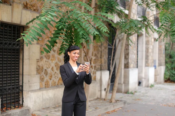 Vakker forlovede som snakker i smarttelefon. . – stockfoto