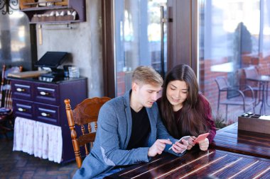 Gelecek seçerek giysiler coffee House s ile çocuk için anne-babalar