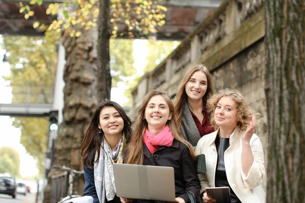 Europeiska studenters lärande med laptop och papper, vara sitter på — Stockfoto