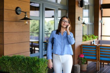 Ferah kadın müşteri bırakarak restoran ile satisfi kadar kapatın