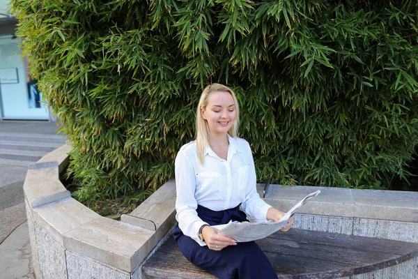 Señora leyendo el periódico al aire libre en con la cara de cerca . — Foto de Stock