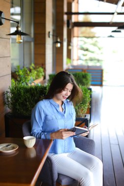 Güzel kız Cafe'de günlük okuma  .
