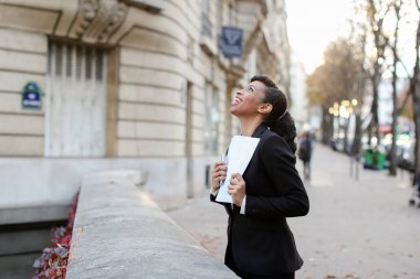 Gazetelerde el ile sokakta duran ve o konuşurken muhasebeci