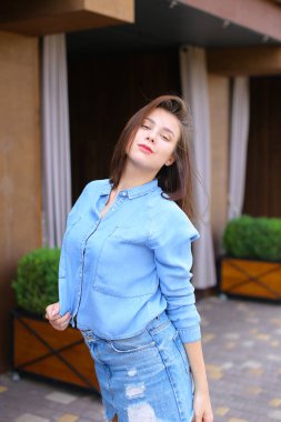 Genç kız saç yakın çekim yüz ile oynamaktan.