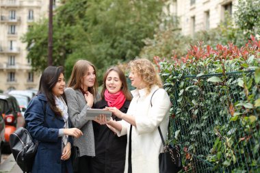 Uluslararası Öğrenciler öğretmen ile açık havada içinde söz  .