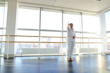 Erkek dansçı sokak stil öğeleri kullanarak taşır.