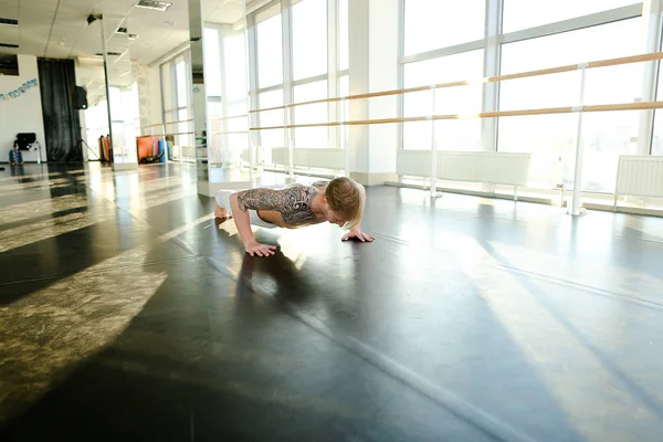 Ingénieur en presse à bascule de vêtements de sport dans la salle de sport — Photo