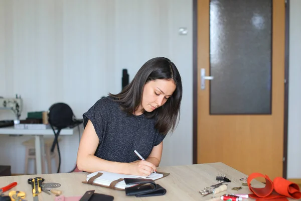 Estudiante aprendiendo a coser cremallera en el bolso . — Foto de Stock