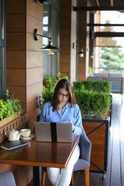 Laptop yanında kafede arkadaşlarınızla sohbet öğrenci.