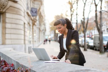 Dizüstü bilgisayar açık hava ve okuma ile çalışma kan Sekreter mix