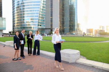 Belge durumda kameraya bakarak yüz Sekreter kapatın