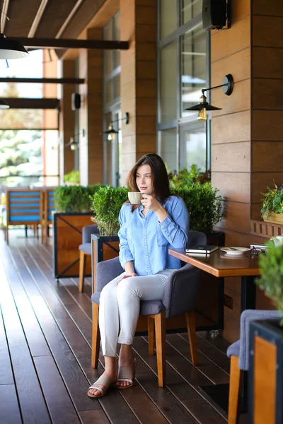 Charmig tjej dricka te på restaurang  . — Stockfoto