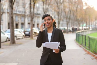 Smartphone ve yürüyen o tarafından müşterilerle konuşurken salonu Danışmanı