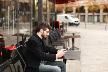 Online poker oyuncusu kafeterya masada tablet kullanma  .