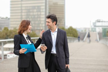 İş erkek ve kadın ex - sınıf kazara st üzerinde bir araya geldi