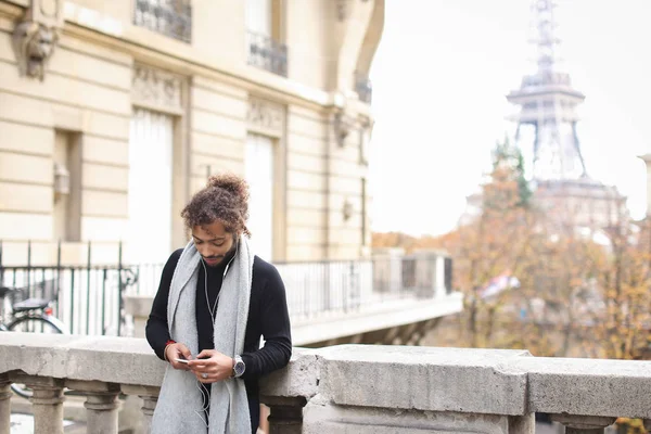 Turista medio africano escuchando nuevas canciones en auriculares con sm — Foto de Stock