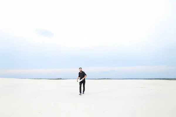 Chemik mężczyzna z smartphone skaczą z radości w opustoszałej pla — Zdjęcie stockowe