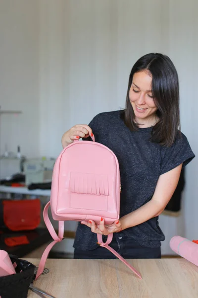 Seamstress ganhou mochila rosa e bolsa . — Fotografia de Stock