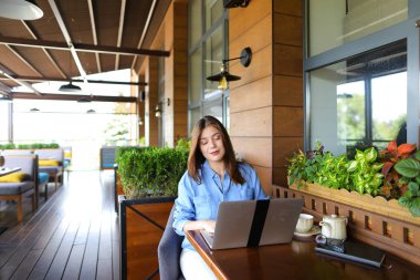 Laptop yanında kafede arkadaşlarınızla sohbet öğrenci.