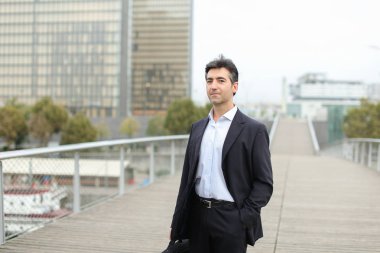 Avukat adam akıllı kullanarak istemci için bekleyen iş elbiseleri