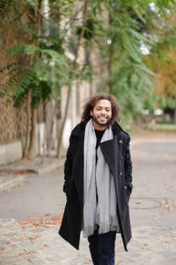 Genç kan erkek kişi dışında yürüyüş mix.