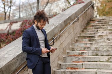 Tablet ile kalmak ve w izlerken yakışıklı yarım Nijeryalı çocuk