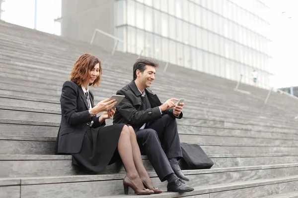 Maestros de negocios de pareja casada usando tablet y smartphon — Foto de Stock