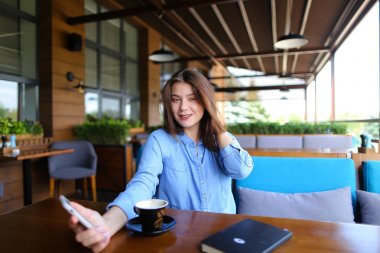 Çekici kız selfie smartphone ile kahve yapma  .