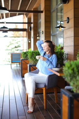 Laptop yanında kafede arkadaşlarınızla sohbet öğrenci.