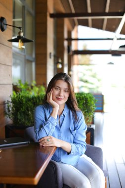 Güzel kız Cafe'de günlük okuma  .