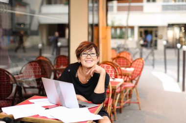 yaşlı kadın yazar yeni çalışma içinde laptop rezervasyon yaptırın ve var