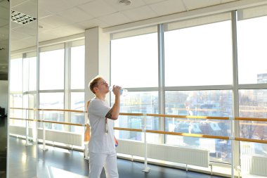 Spor içinde özenle model rock Salonu büyük windo ile Basında