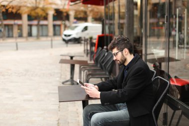 Online poker oyuncusu kafeterya masada tablet kullanma  .