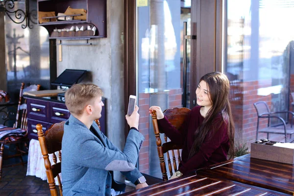 Physicist with smartwatch on hand in cafe with colleague taking — Stock Photo, Image