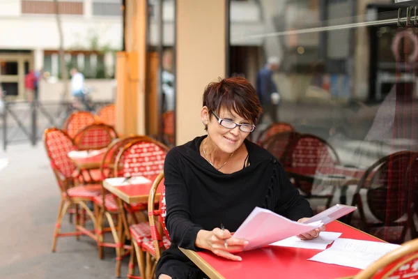 Diseñador femenino de mediana edad utilizar tableta pequeña en profesar — Foto de Stock