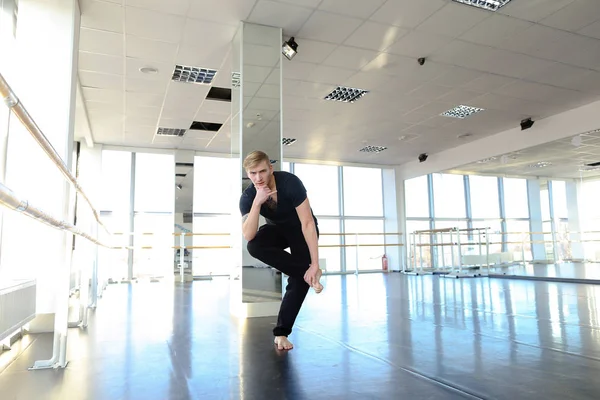 Jeune danseuse assise sur la ficelle et faisant des étirements . — Photo