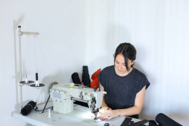 iş smartphone kullanarak patron ile tartışırken terzi.