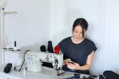smartphone kullanarak Internet fikirler arıyor craftswoman.