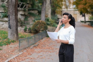 Emlakçı müşteri, p konuşmak çok kadın ile görüşme vardır