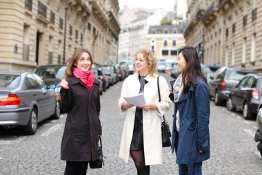 Uluslararası Öğrenciler öğretmen ile açık havada içinde söz  .