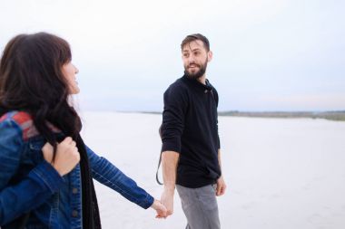 Öğretmenler erkek ve dişi colle davet akıllı telefonlar üzerinde konuşuyor